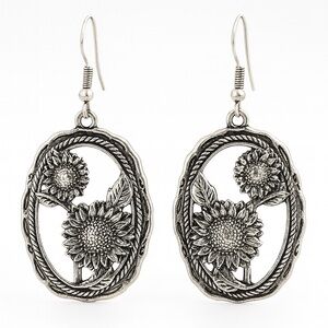 ⚜️ Elegant Silver Floral Earrings